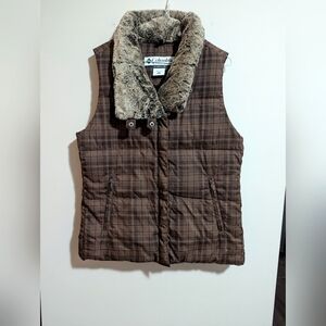 - - Columbia Brown Plaid Women's puffer Vest. Faux fur cross collar. D…